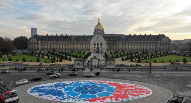 Un rond point aux couleurs du Bleuet de France 
