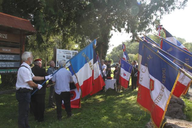 Nombreux porte-drapeaux